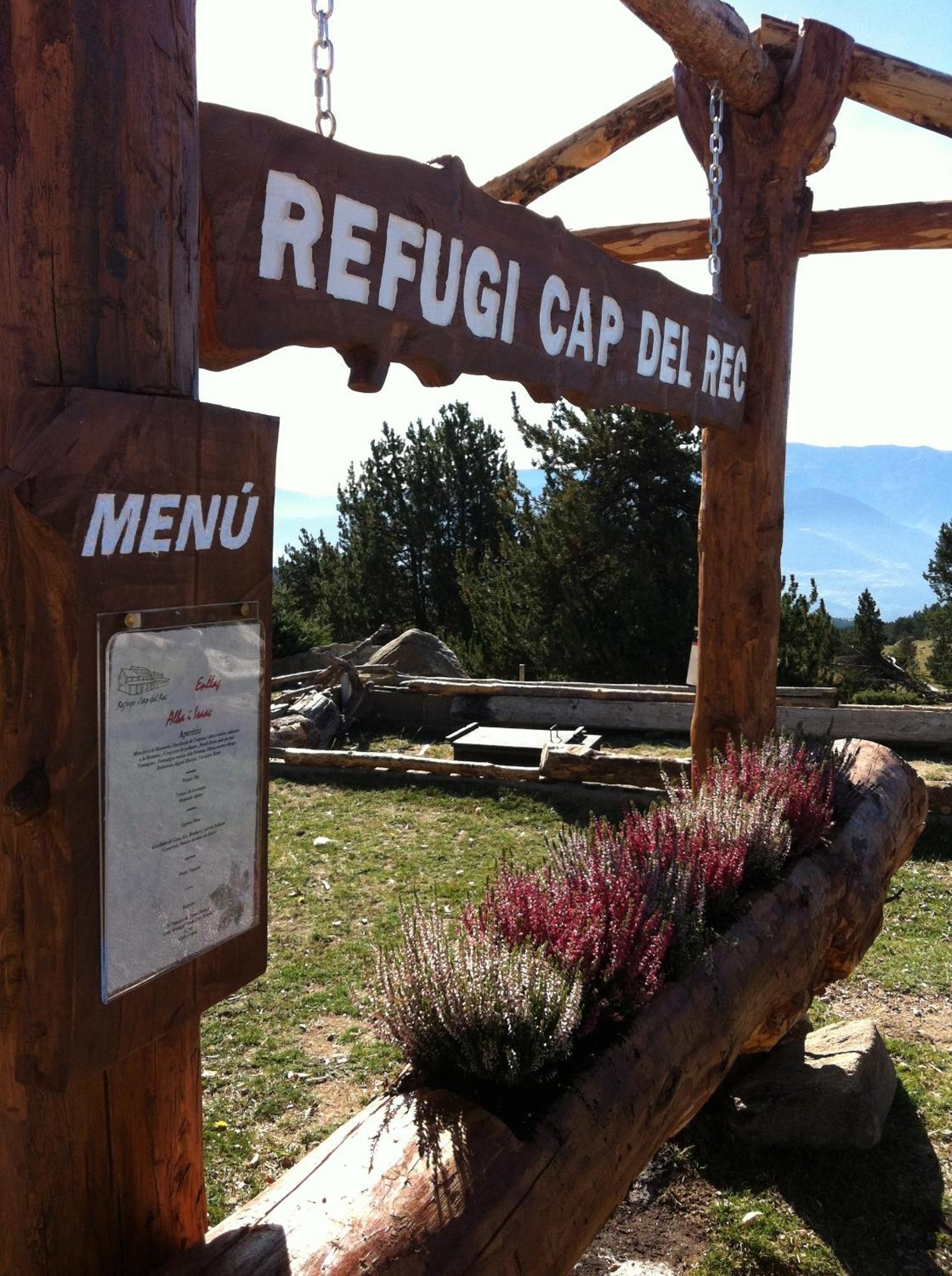 Refugi Cap Del Rec Hostel Lles Bagian luar foto